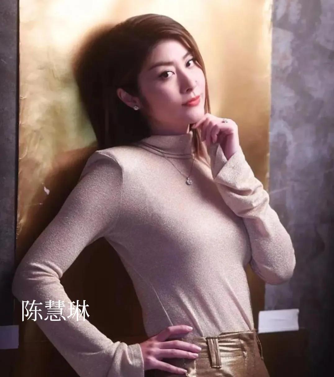 50岁陈慧琳义卖8000件衣服，遭众人疯抢，网友称：人美心善-陈慧琳出席活动视频完整版