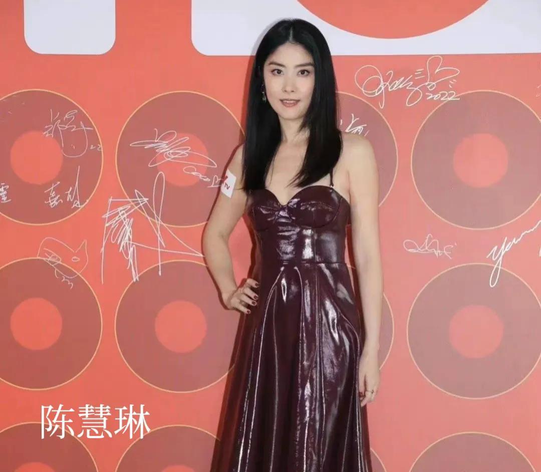 50岁陈慧琳义卖8000件衣服，遭众人疯抢，网友称：人美心善-陈慧琳出席活动视频完整版