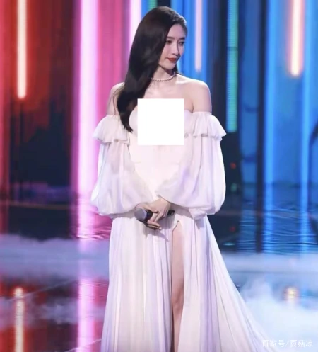 江疏影近照曝光，肤白貌美大长腿众人羡，无奈长裙太暴露显尴尬（江疏影究竟有多美连不屑一顾的笑）