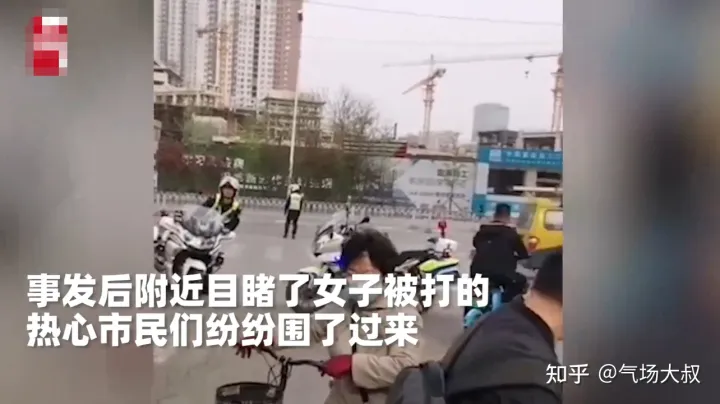 辽宁女子与奔驰车发生剐蹭，遭两男子掌掴鼻血直流，警方通报：女子要求和解-沈阳女子骑车刮奔驰