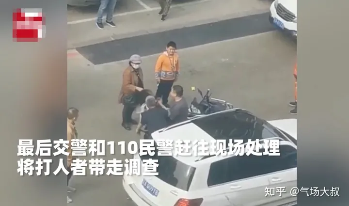 辽宁女子与奔驰车发生剐蹭，遭两男子掌掴鼻血直流，警方通报：女子要求和解-沈阳女子骑车刮奔驰
