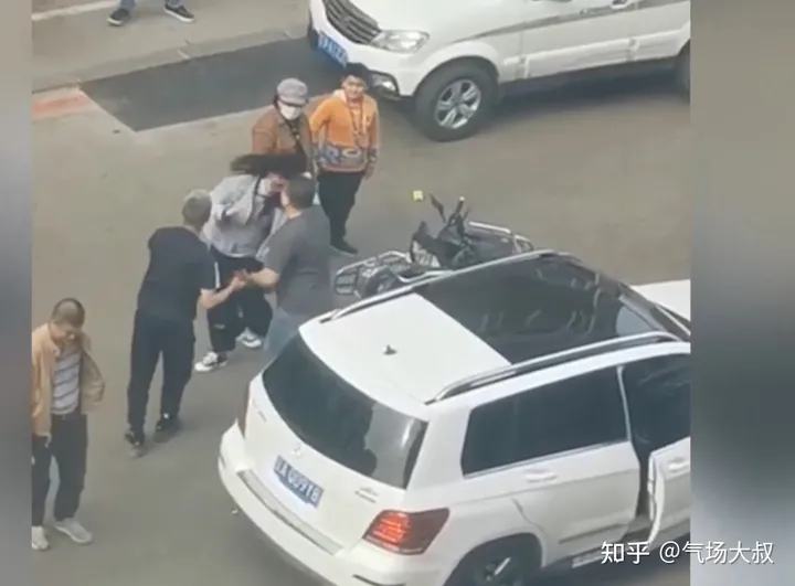 辽宁女子与奔驰车发生剐蹭，遭两男子掌掴鼻血直流，警方通报：女子要求和解-沈阳女子骑车刮奔驰