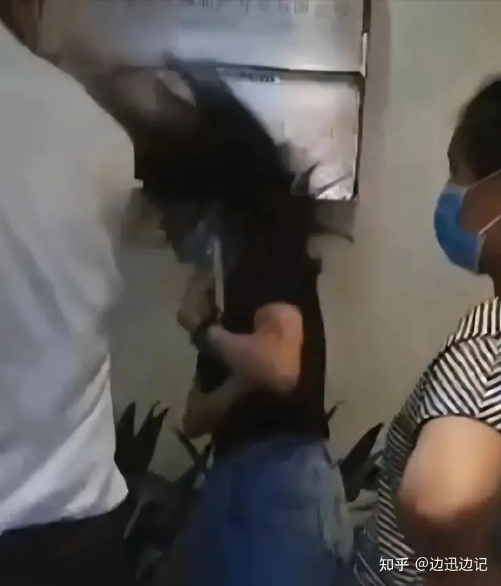 广东一女子300万新房漏水找开发商协商，却遭一名壮汉掌掴-广州房子漏水