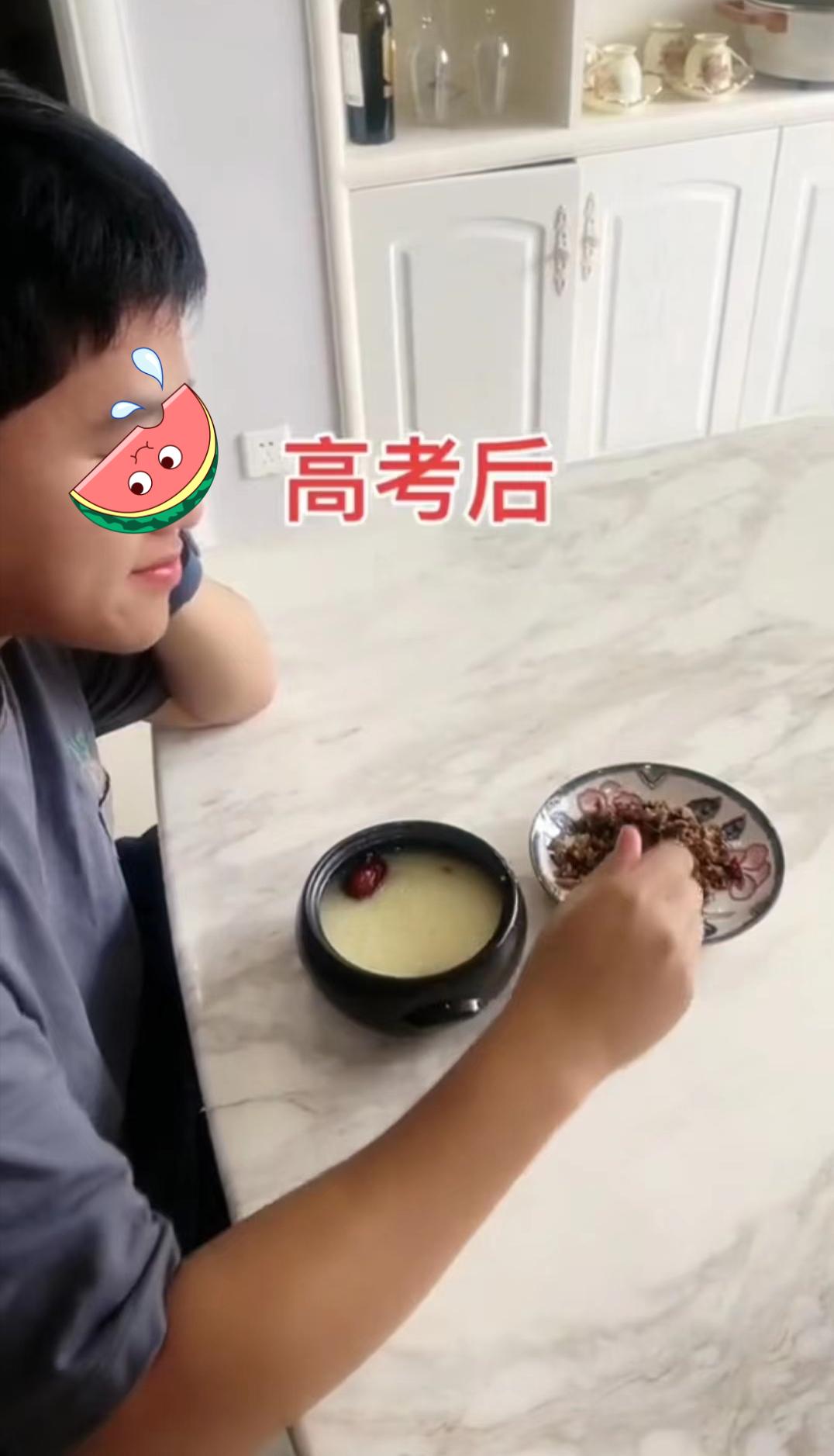 高考前四菜一汤，高考后黄瓜蘸酱，饭菜反差大，考生家庭地位不保-黄瓜蘸的酱是哪种酱做的