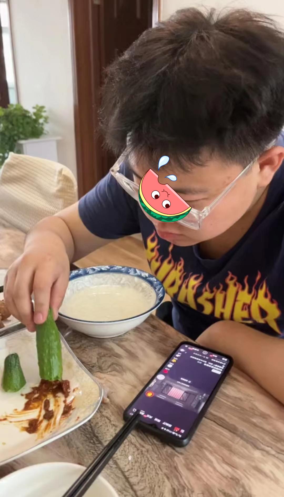 高考前四菜一汤，高考后黄瓜蘸酱，饭菜反差大，考生家庭地位不保-黄瓜蘸的酱是哪种酱做的