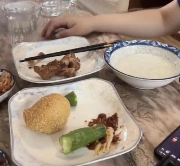 高考后饭菜的反差让人猝不及防 网友：考前大熊猫，考后流浪猫-高考后吃饭叫什么