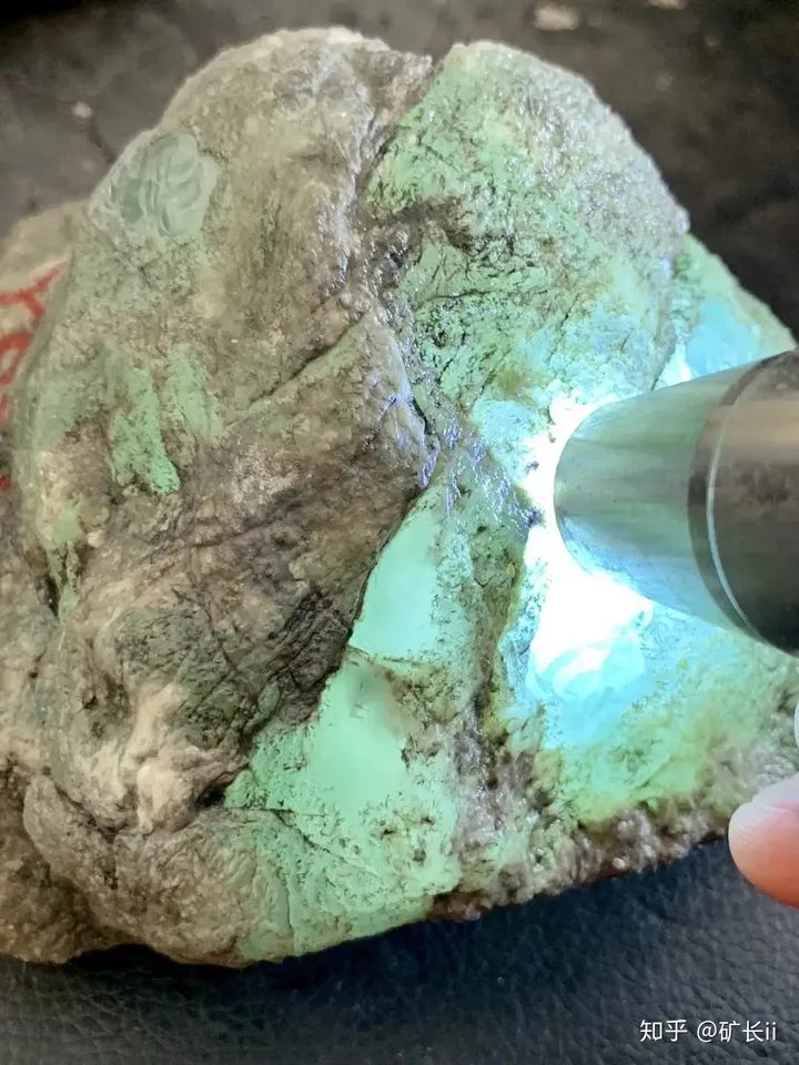 如何简单的辨别翡翠原石？四大技巧你不一定都知道（如何辨别翡翠原石真假）