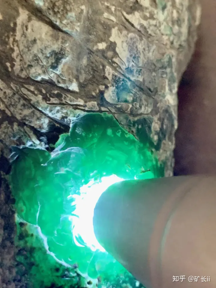 如何简单的辨别翡翠原石？四大技巧你不一定都知道（如何辨别翡翠原石真假）