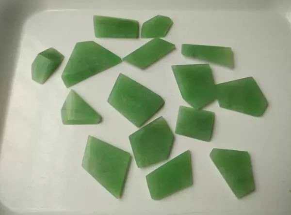 600买的翡翠原石，切出一堆苹果绿挂件，戴不完！（苹果绿翡翠吊坠腐蚀）