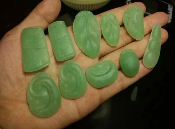 600买的翡翠原石，切出一堆苹果绿挂件，戴不完！（苹果绿翡翠吊坠腐蚀）