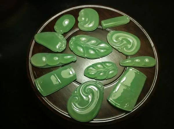 600买的翡翠原石，切出一堆苹果绿挂件，戴不完！（苹果绿翡翠吊坠腐蚀）