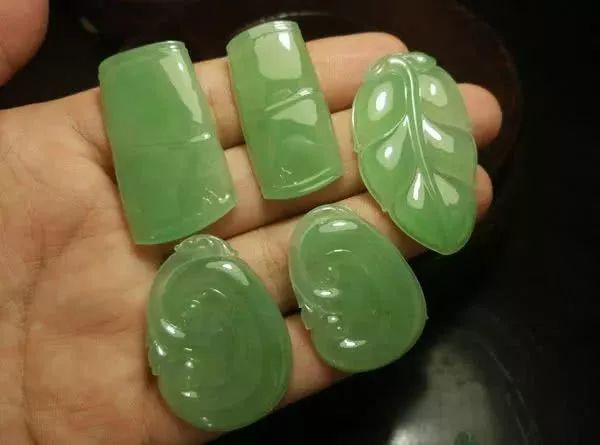 600买的翡翠原石，切出一堆苹果绿挂件，戴不完！（苹果绿翡翠吊坠腐蚀）