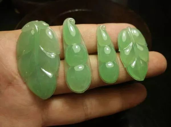 600买的翡翠原石，切出一堆苹果绿挂件，戴不完！（苹果绿翡翠吊坠腐蚀）