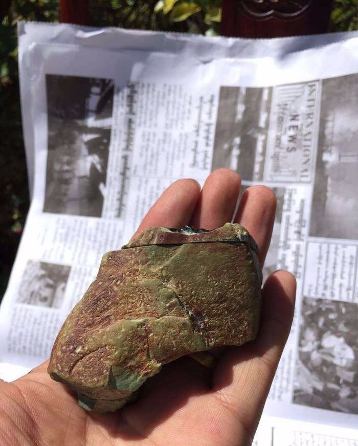 毫不犹豫拿下翡翠原石，切出高品质的墨翠，成品戒面惊艳！（墨翠切皮后图片）