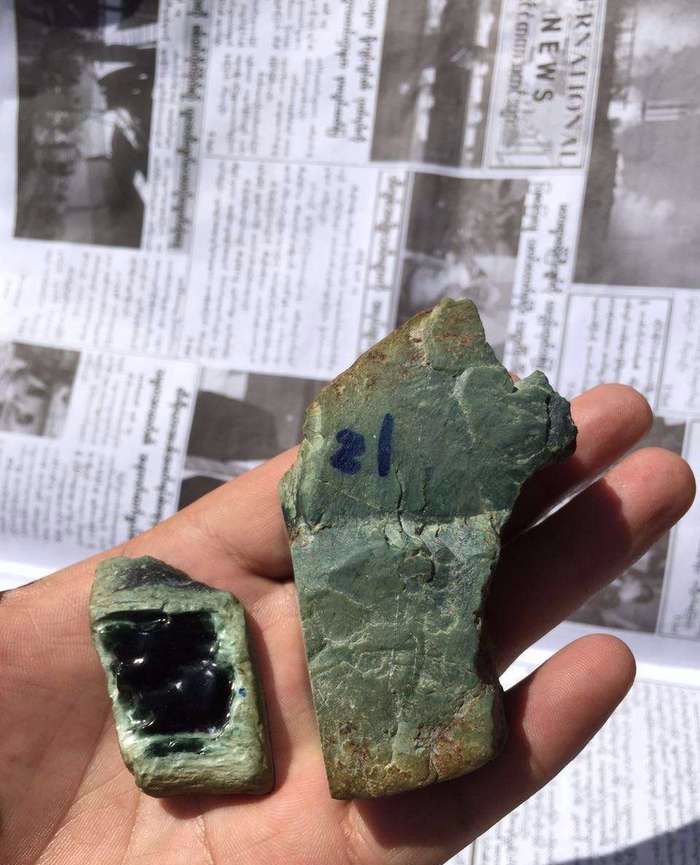 毫不犹豫拿下翡翠原石，切出高品质的墨翠，成品戒面惊艳！（墨翠切皮后图片）