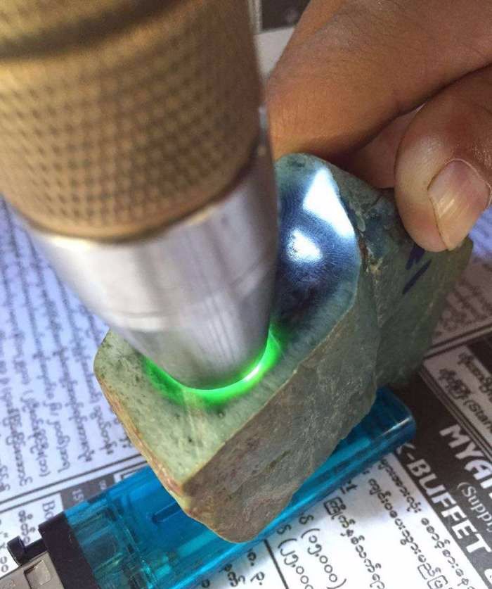 毫不犹豫拿下翡翠原石，切出高品质的墨翠，成品戒面惊艳！（墨翠切皮后图片）