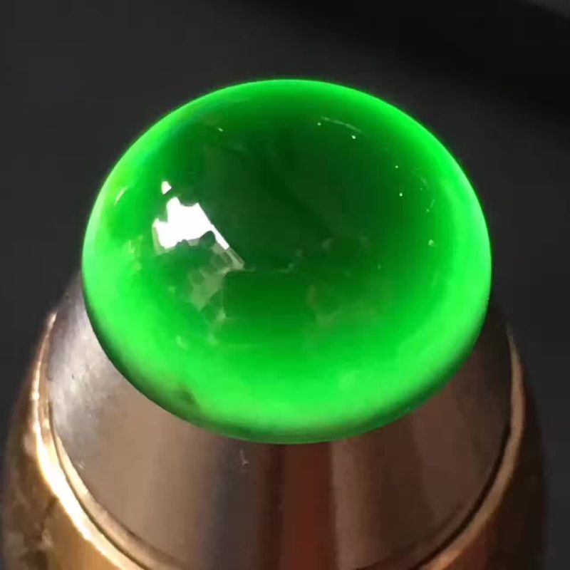 毫不犹豫拿下翡翠原石，切出高品质的墨翠，成品戒面惊艳！（墨翠切皮后图片）
