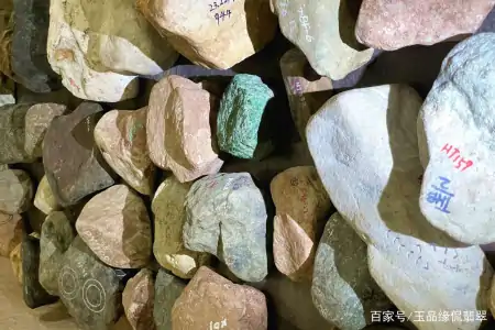 翡翠原石，不同的皮壳是怎么来的（翡翠的皮壳种类和识别图片视频）