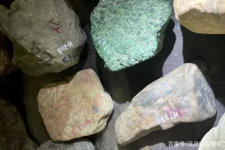 翡翠原石，不同的皮壳是怎么来的（翡翠的皮壳种类和识别图片视频）