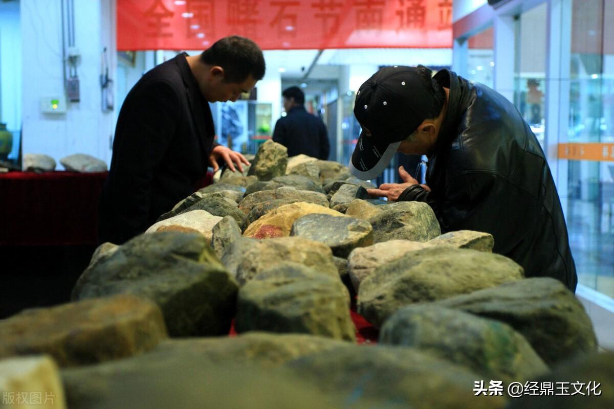 翡翠原石怎么辨别，六个方式避开翡翠原石人工处理陷阱-翡翠原石的鉴别方法?怎样的才会涨?
