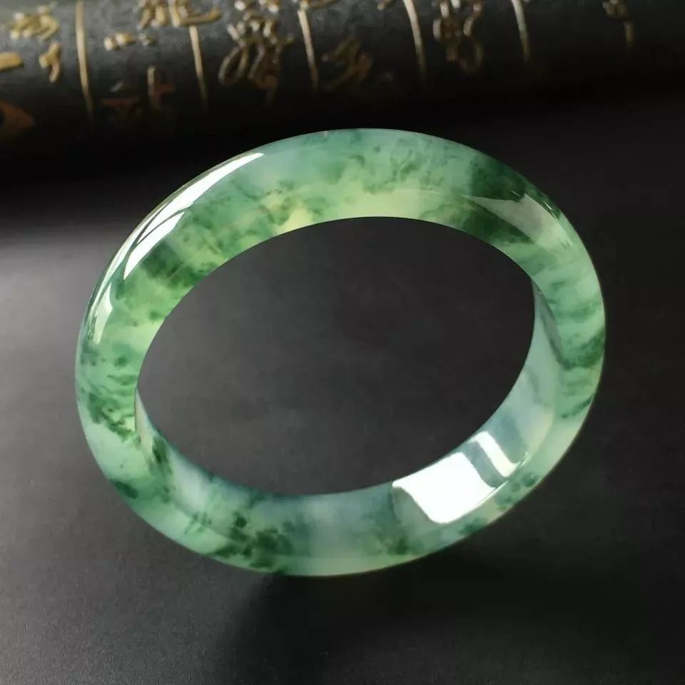 冰种翡翠玉镯的价格如何？冰种翡翠是性价比最高的翡翠吗？-冰种翡翠手镯什么价格
