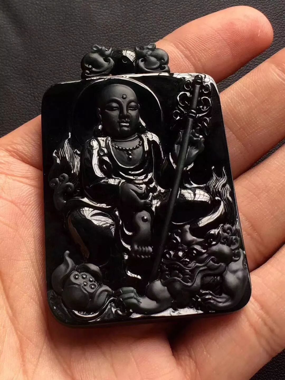 毫不犹豫拿下翡翠原石，切出高品质的墨翠，成品戒面惊艳！-墨翠原石切料视频集锦