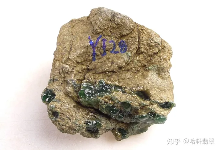 新手跑市场时你应该知道的对翡翠原石进行判断的点！-新手怎样鉴别翡翠原石
