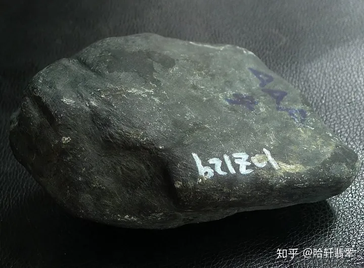 新手跑市场时你应该知道的对翡翠原石进行判断的点！-新手怎样鉴别翡翠原石