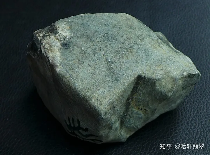 新手跑市场时你应该知道的对翡翠原石进行判断的点！-新手怎样鉴别翡翠原石