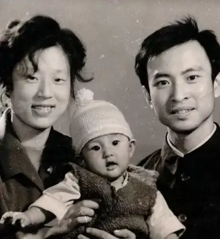 美女主持张蕾真是越活越年轻，彩虹百褶裙秀舞姿，扎马尾辫似少女-主持人张蕾的视频
