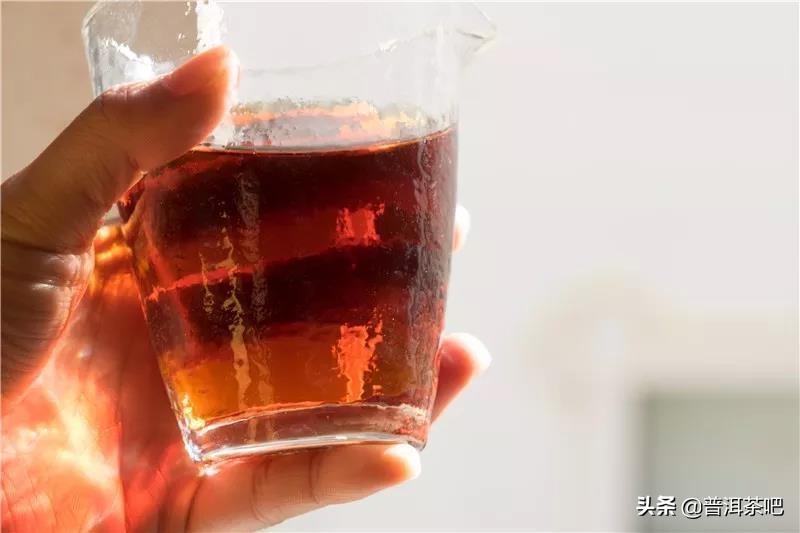 普洱生茶与熟茶之辨（普洱生茶和熟茶的区别是什么?弄懂这4点就够了......）