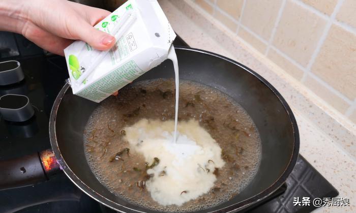想喝奶茶不用买，教你在家做，1袋牛奶能做三大杯，比买的还好喝（怎么用牛奶制作奶茶）