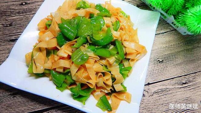 能有效清除血液垃圾，适合中老年人食用，青椒的医学功效有哪些？（青椒对人体有什么好处和坏处）