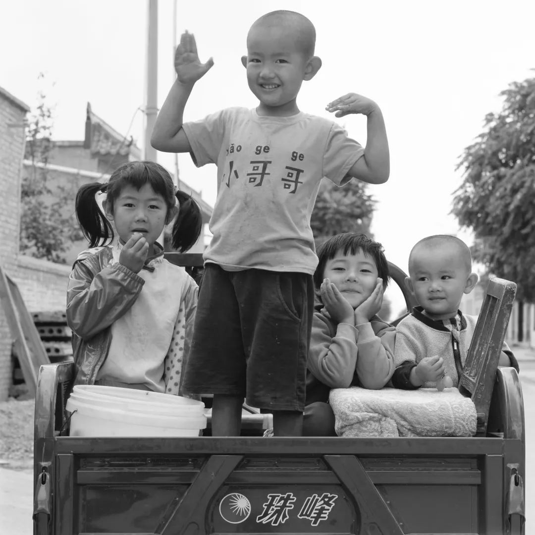 【中华艺术宫 | 展览】“在希望的田野上——馆藏逄小威中国农民肖像主题摄影作品展”明起对公众开放-我想看逄小威