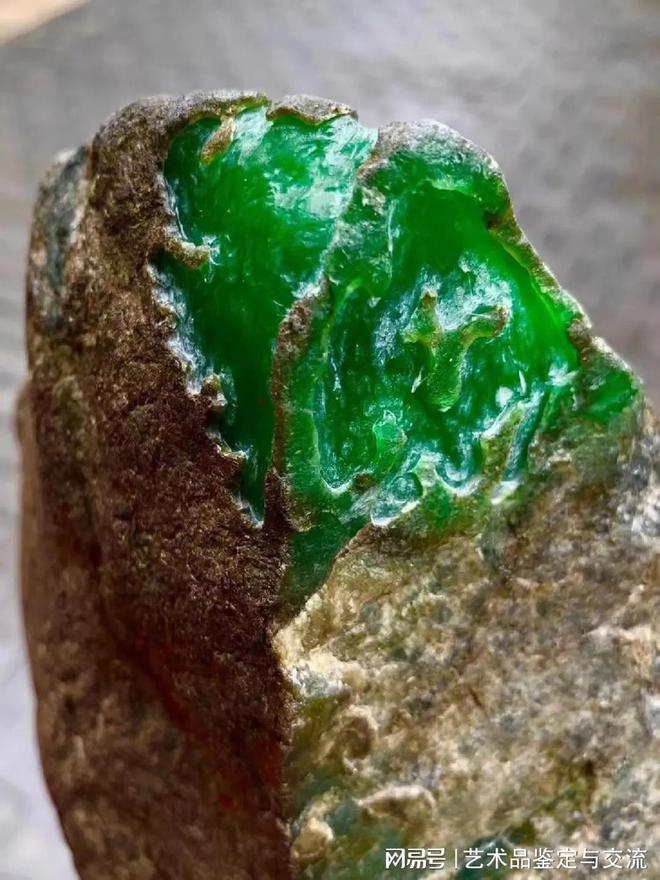 翡翠原石—— 晶石幽藏，内含玉液，蕴含无限价值-有晶体纹的翡翠手镯还值钱吗