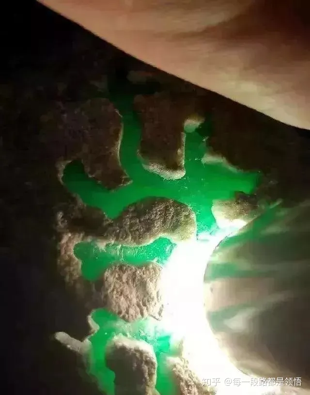 翡翠原石的特征，性质，怎样分辨原石出自哪些场口-翡翠原石怎么鉴别真假视频