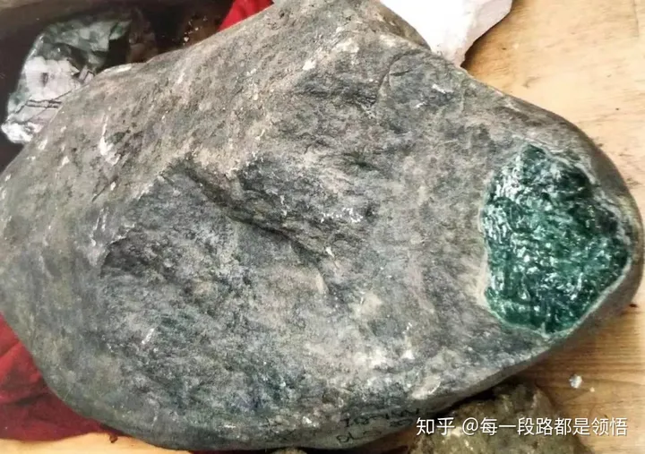 翡翠原石的特征，性质，怎样分辨原石出自哪些场口-翡翠原石怎么鉴别真假视频