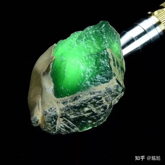 翡翠原石”一般出现在什么地方，在哪里可以捡到翡翠原石？-翡翠原石出在哪里