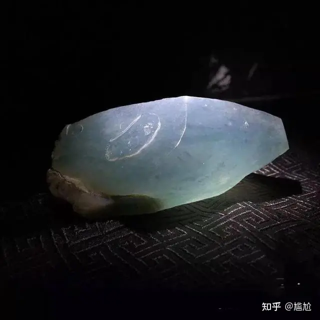 翡翠原石”一般出现在什么地方，在哪里可以捡到翡翠原石？-翡翠原石出在哪里