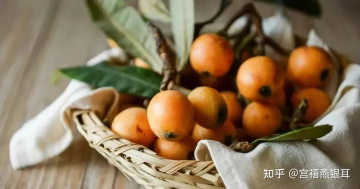 枇杷有哪些功效好处？和银耳一起煮成甜汤，营养更丰富！（枇杷银耳雪梨汤的做法大全）