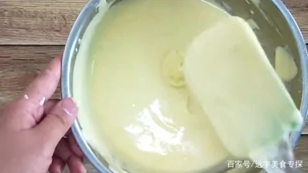 用电饭锅做蛋糕的简单方法，蛋糕零失败的做法比烤箱做的还柔软（用电饭锅做蛋糕的方法和步骤视频窍门图片）
