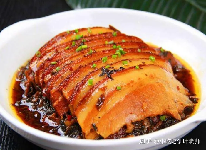 做了30年大厨的爷爷教扣肉做法，简单三步，扣肉肥而不腻越吃越香（扣肉的做法 最正宗的做法视频）