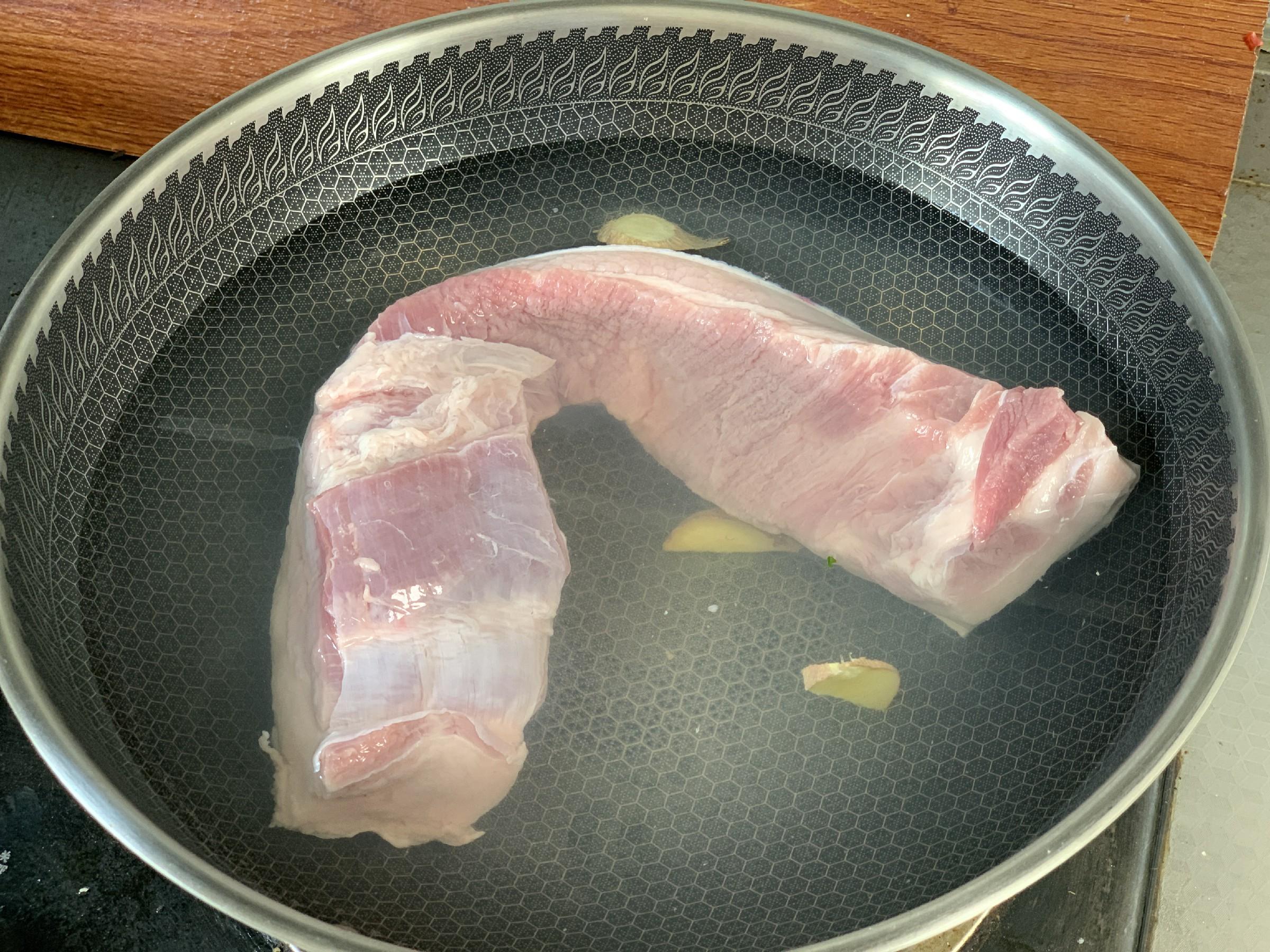 正宗扣肉的家常做法，掌握好技巧其实也不难，肥而不腻，全家爱吃（教你正宗的扣肉做法,掌握这些诀窍,好吃不油腻）