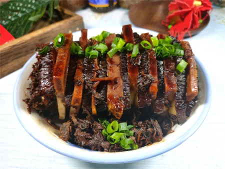 过年蒸梅干菜扣肉，这方法零失手，中间还有整块的香芋，越吃越香（如何蒸梅干菜扣肉）