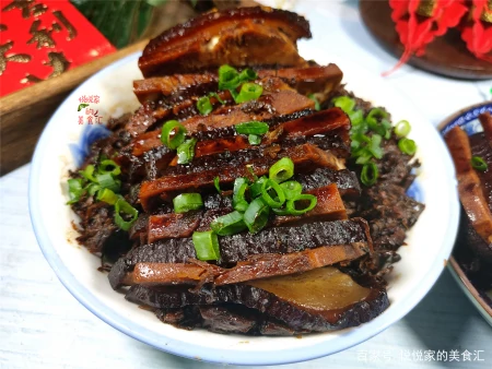 过年蒸梅干菜扣肉，这方法零失手，中间还有整块的香芋，越吃越香（如何蒸梅干菜扣肉）