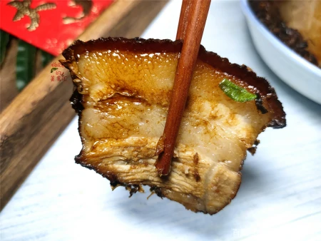 过年蒸梅干菜扣肉，这方法零失手，中间还有整块的香芋，越吃越香（如何蒸梅干菜扣肉）