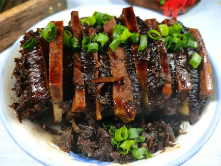 过年蒸梅干菜扣肉，这方法零失手，中间还有整块的香芋，越吃越香（如何蒸梅干菜扣肉）