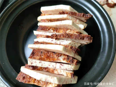 过年蒸梅干菜扣肉，这方法零失手，中间还有整块的香芋，越吃越香（如何蒸梅干菜扣肉）