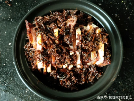 过年蒸梅干菜扣肉，这方法零失手，中间还有整块的香芋，越吃越香（如何蒸梅干菜扣肉）