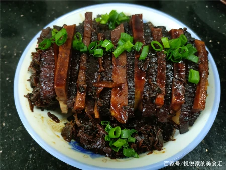 过年蒸梅干菜扣肉，这方法零失手，中间还有整块的香芋，越吃越香（如何蒸梅干菜扣肉）